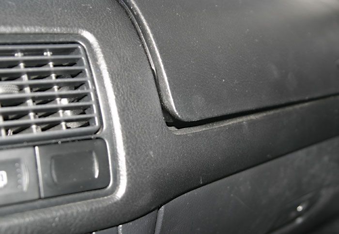 Οποιαδήποτε ατέλεια στη συναρμογή του αερόσακου με το υπόλοιπο ταμπλό μαρτυρά χρήση του και άρα κάποια μετωπική επαφή σε σύγκρουση.